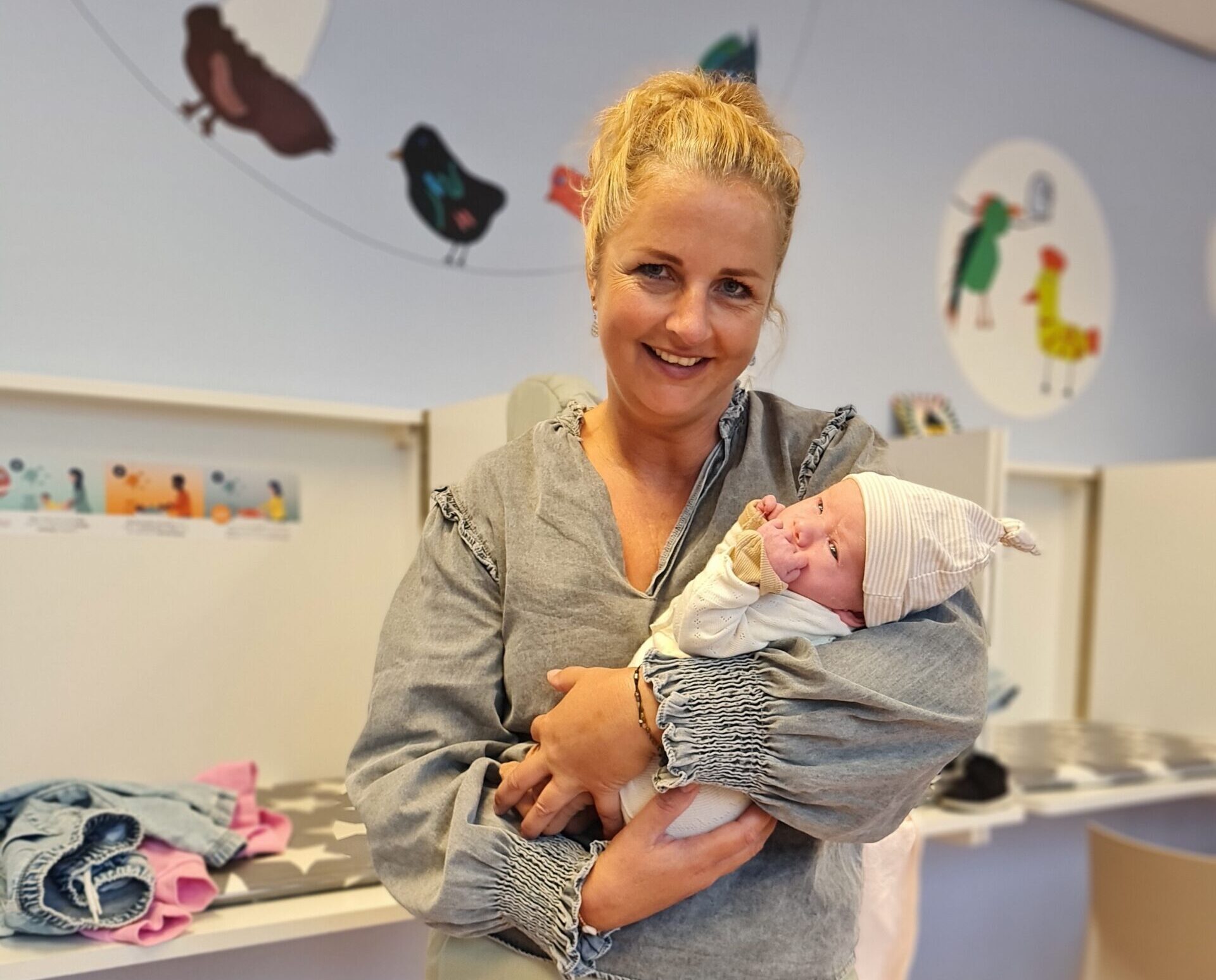 Astrid jeugdverpleegkundige consultatiebureau Leerdam met een baby op de arm