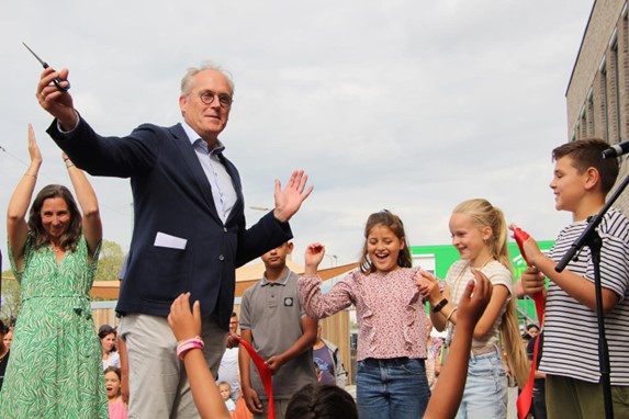 Wethouder Kees Bel knipt het lint door bij Kindcentrum Broekgraaf