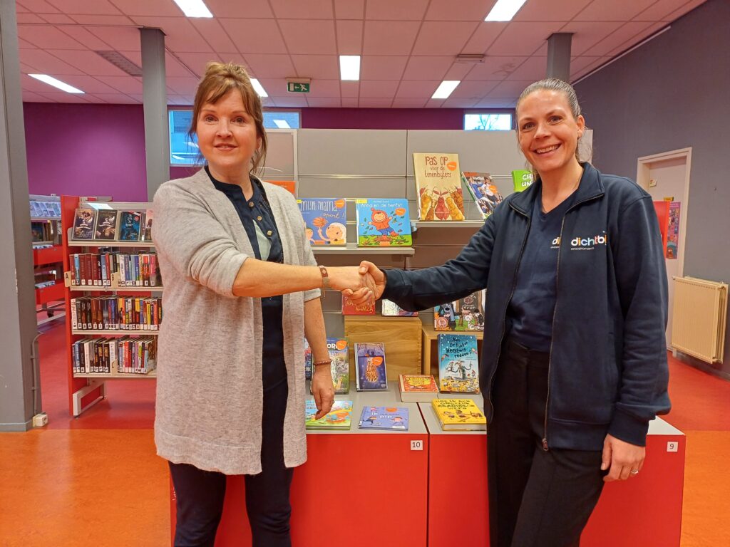 Irena Dumancic Bibliotheek Lek & IJssel schudt handen met Valentine Bok van Dichtbij gastouderbureau